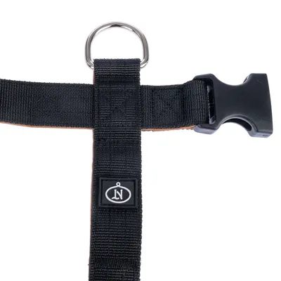 Schwarzes Nylon-Hundegeschirr mit Metallring und Kunststoffverschluss, Logo mit Anhänger-Symbol sichtbar.