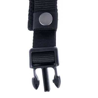Zwarte nylon riem met kunststof gesp en drukknoopsluiting, geschikt voor bevestiging of beveiliging.