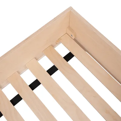 Holzrahmen mit Latten aus hellem Holz und schwarzem Band zur Stabilisierung, geeignet für Möbel oder Tierbetten.
