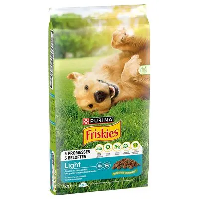 Zak Purina Friskies Light hondenvoer, 7 kg. Tekst: 5 beloftes, 20% minder vet, geschikt voor gesteriliseerde honden. Afbeelding van brokken en liggende hond op gras.