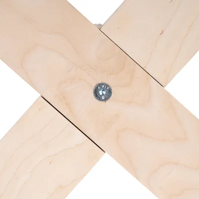 Detailopname van een kruiskoppeling van licht hout met een centrale metalen schroef.