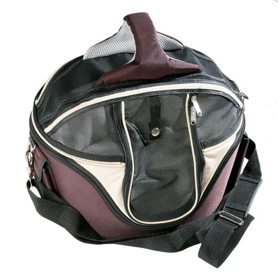 Транспортная сумка с сетчатыми окнами, коричнево-бежевая, с ручкой и плечевым ремнем. Видны молнии и боковые карманы.