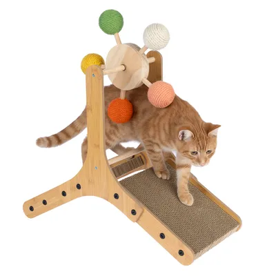 Chat roux sur un jouet pour chat en bois avec rampe en carton et roue ornée de boules colorées en corde (vert, blanc, orange, jaune).
