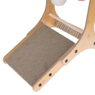 Plateforme en bois avec surface à griffer en carton ondulé et brosse intégrée, éléments fixés par des vis noires visibles.
