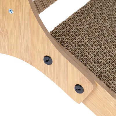 Gros plan sur une structure en bois clair avec surface en carton ondulé fixée par des vis noires, matériaux visibles : bois et carton.