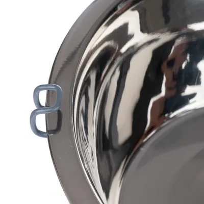 Edelstahlnapf mit seitlichem Halterungsbügel aus Metall, glänzende Oberfläche.