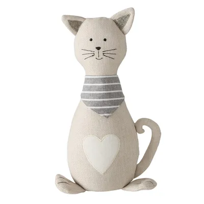 Dekorative Stoffkatze mit gestreiftem Halstuch und Herzmotiv auf dem Bauch, beige Farbe.