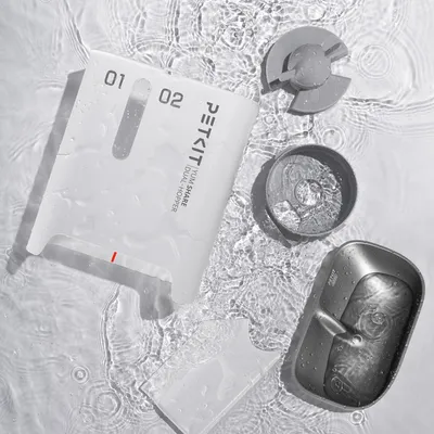 PETKIT Dual Hopper mit zwei Fächern, abnehmbare Teile in Wasser gereinigt. Sichtbare Beschriftung: 01, 02 und PETKIT Human Share Dual Hopper.