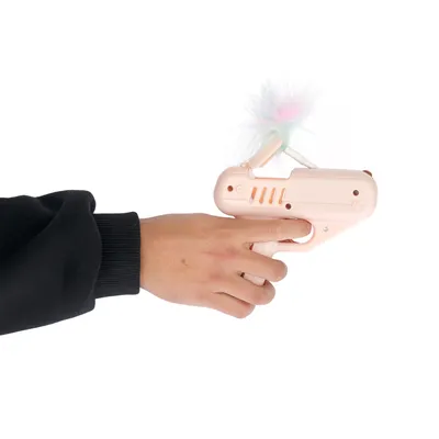 Hand hält eine rosa Spielzeugpistole mit Federaufsatz, geeignet für interaktives Spielen.