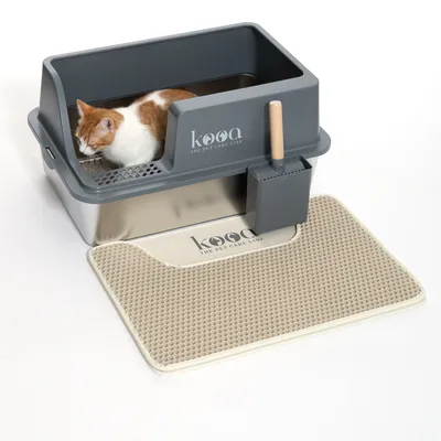 Kooa Katzentoilette mit grauem Rand, integrierter Schaufel und passender Matte. Katze sitzt in der Toilette.