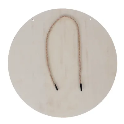 Disque rond en bois clair avec deux trous et une cordelette en fibre naturelle fixée, extrémités noires visibles. Aucun texte ou marque apparente.