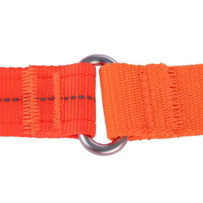 Nahaufnahme eines orangefarbenen Nylonbands mit schwarzer Naht und silbernem Metallring.
