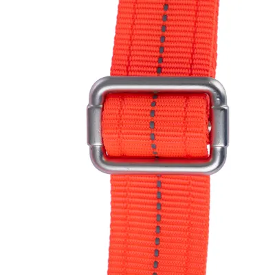 Nahaufnahme eines orangefarbenen Nylonbandes mit reflektierenden Streifen und silberner Metallschnalle.