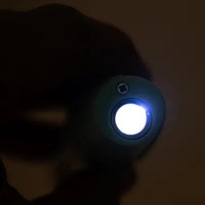 Μπλε LED φως σε συσκευή, πιθανώς ηλεκτρονικό αξεσουάρ.