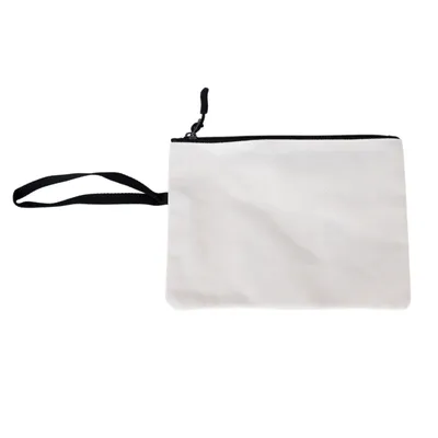 Pochette rectangulaire en tissu blanc avec fermeture éclair noire et dragonne noire sur le côté gauche, aucun texte ou logo visible.