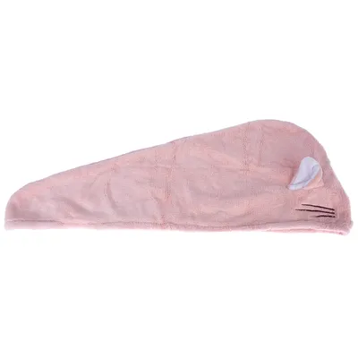 Roze handdoek in de vorm van een muizenkop met geborduurde snorharen en een wit oor.