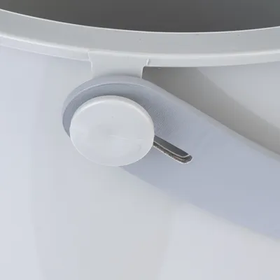 Detailaufnahme eines weissen Eimers mit grauem Griff und Kunststoffverschluss.