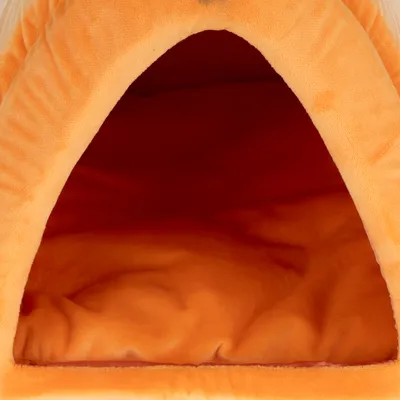 Intérieur d'une niche ou maison pour animal en tissu orange, coussin rembourré visible à l'intérieur. Aucun texte ni marque apparente.