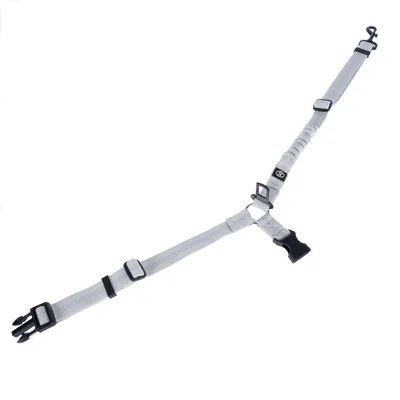 Sangle grise réglable avec attaches en plastique noir et mousqueton métallique, adaptée pour harnais ou ceinture de sécurité pour animal. Aucun texte visible, matière textile.