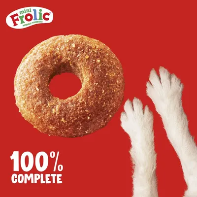 Mini Frolic кучешка закуска, 100% пълноценна. Показан: кафяво пръстенче за закуска и бели лапи на червен фон.