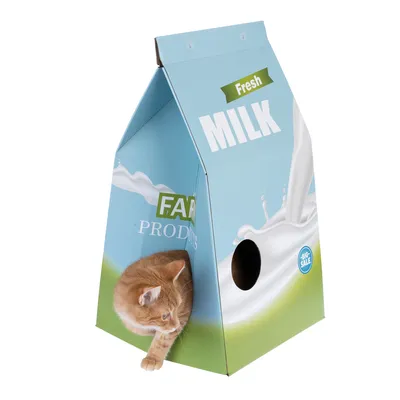 Kartonový domek v designu mléčné krabice s nápisy 'Fresh Milk', 'Fair Products' a 'Big Sale'. Z červeného otvoru kouká kočka.