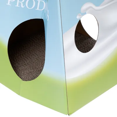 Kartonový domek s kulatými vchody a škrábací plochou z vlnité lepenky uvnitř.
