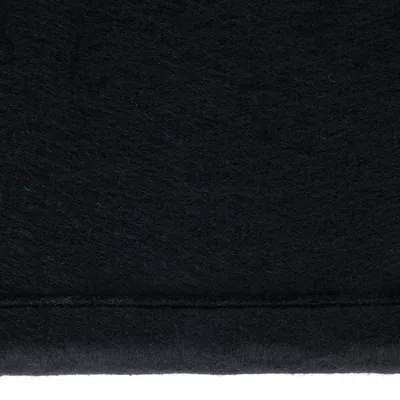Nahaufnahme eines schwarzen Stoffmaterials mit sichtbarer Naht.