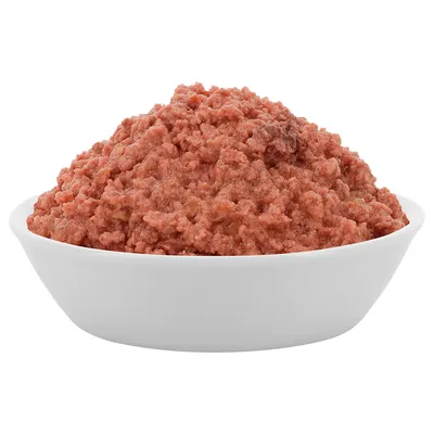 Castron cu hrană umedă roșie pentru animale, cu consistență mărunțită.