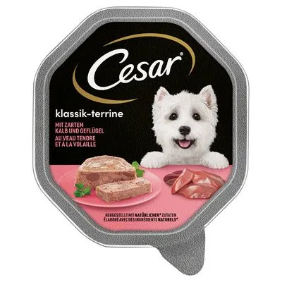 Cesar klassik-terrine, mit zartem Kalb und Geflügel. Afbeelding van terrine en vlees op roze bord. Tekst in Duits en Frans over natuurlijke ingrediënten.