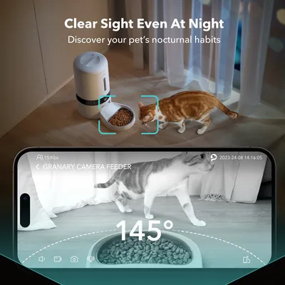 Granary Camera Feeder s nočným videním, 145° uhol záberu. Zobrazuje mačku pri kŕmení a živý prenos na obrazovke smartfónu.