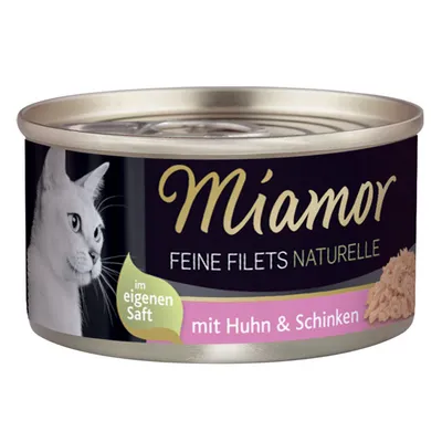 Miamor Feine Filets Naturelle kattmatburk, text: im eigenen Saft, mit Huhn & Schinken. Bild på vit katt och filébitar synliga på etiketten.