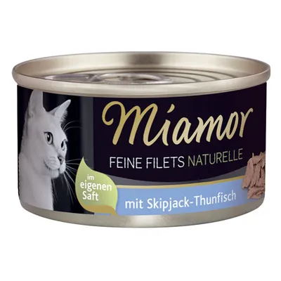 Miamor Feine Filets Naturelle kattmatburk, text: im eigenen Saft, mit Skipjack-Thunfisch. Bild på vit katt och tonfiskfiléer synliga på etiketten.