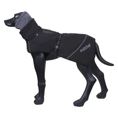 Manteau noir pour chien sur mannequin, capuche grise, sangle réglable, détails réfléchissants, marque rukka visible sur le côté.