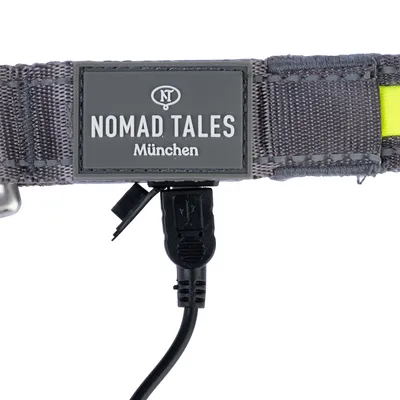 Nomad Tales München Hundehalsband mit USB-Anschluss, graues Gewebe und gelber Akzent.