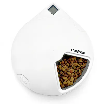 Cat Mate Futterautomat mit digitalem Display und einer geöffneten Kammer, gefüllt mit Trockenfutter. Weisses Design mit Press-Knopf sichtbar.