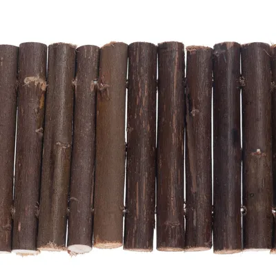 Barrière ou pont composé de bâtons en bois naturel alignés verticalement, reliés entre eux. Bois brut visible, sans autres éléments apparents.