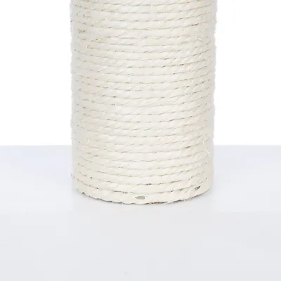 Colonne recouverte de corde en sisal blanc, vue rapprochée du matériau utilisé pour griffoir ou arbre à chat.