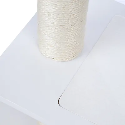 Détail d’un poteau recouvert de corde en sisal fixé sur une surface blanche, partie d’un arbre à chat ou griffoir. Matériaux visibles : bois et sisal.