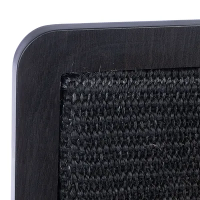 Prim-plan al unei țesături negre de sisal într-o ramă din lemn închis, potrivită pentru mobilier de zgâriat sau accesorii.