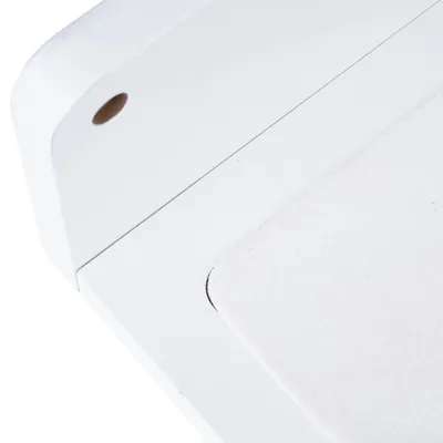 Primo piano di una superficie in legno bianco con rivestimento in feltro e bordi arrotondati. Foro visibile per montaggio o fissaggio.