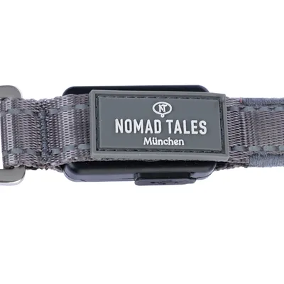 Nomad Tales München. Hundehalsband mit grauem Stoff und Kunststoffverschluss.