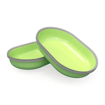 Zwei grüne Futterschalen mit grauem Rand, ovales Design, stapelbar.