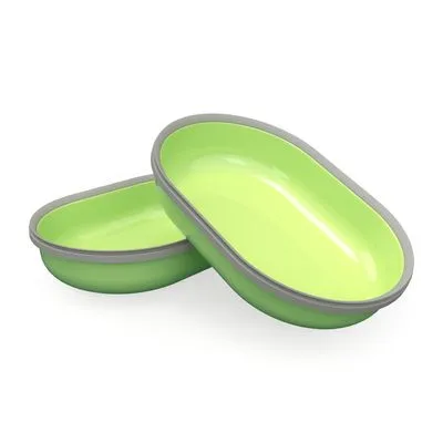 Twee ovale voerbakken van groen plastic met grijze rand, zonder merknaam of verdere tekst zichtbaar.