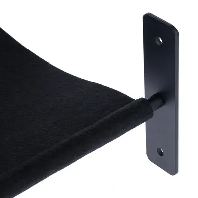 Supporto da parete nero con rivestimento in tessuto, adatto per scaffali o amache.