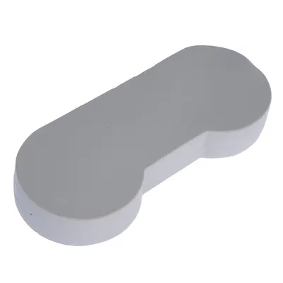 Sivi predmet u obliku kosti od plastike, pogodan za razne namjene.