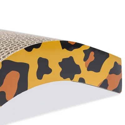Kratzbrett aus Wellpappe mit gelb-schwarzem Leopardenmuster an der Seite.
