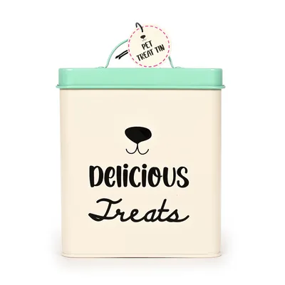 Beżowa puszka z zieloną pokrywką i napisem 'Delicious Treats'. Widoczna zawieszka z tekstem 'Pet Treat Tin'.
