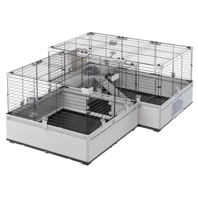 Doppelkäfig mit Metall-Gitterwänden, Kunststoffboden und zwei Ebenen. Integrierte Rampen, Trinkflaschen und Futterbehälter sichtbar.