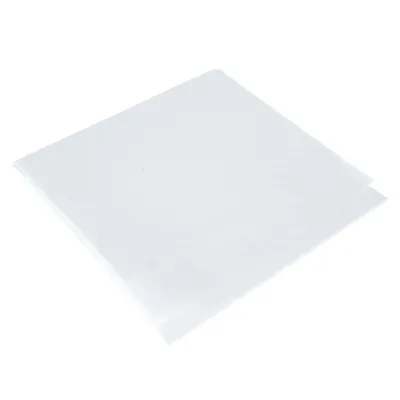 Tapis absorbant blanc en plastique, présenté plié, sans marque ni texte visible.