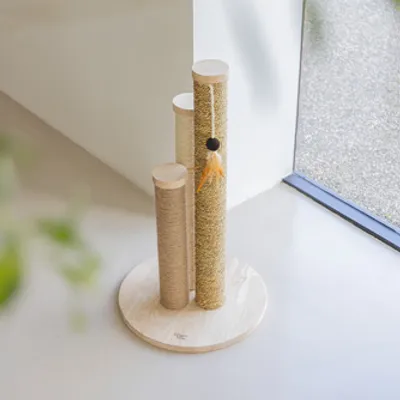 Kratzbaum mit drei unterschiedlich hohen Sisal-Säulen auf runder Holzbasis, inklusive Spielzeug mit Feder und Ball.
